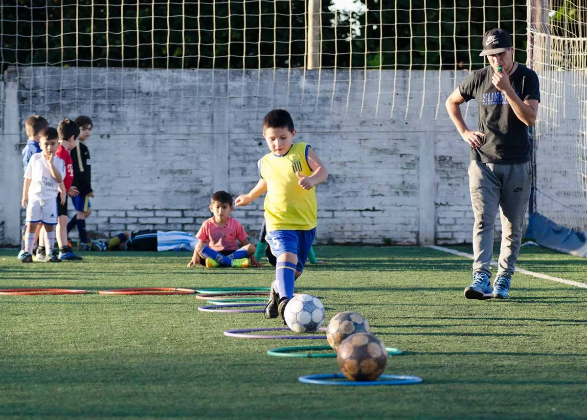 niño jugando al futbol